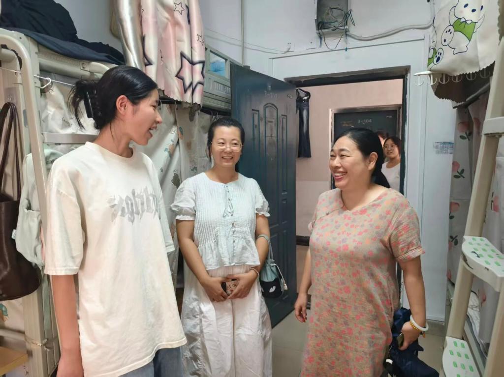 国庆前夕送关怀，安全检查护平安|我系领导深入寝室开展安全检查与学生关爱活动